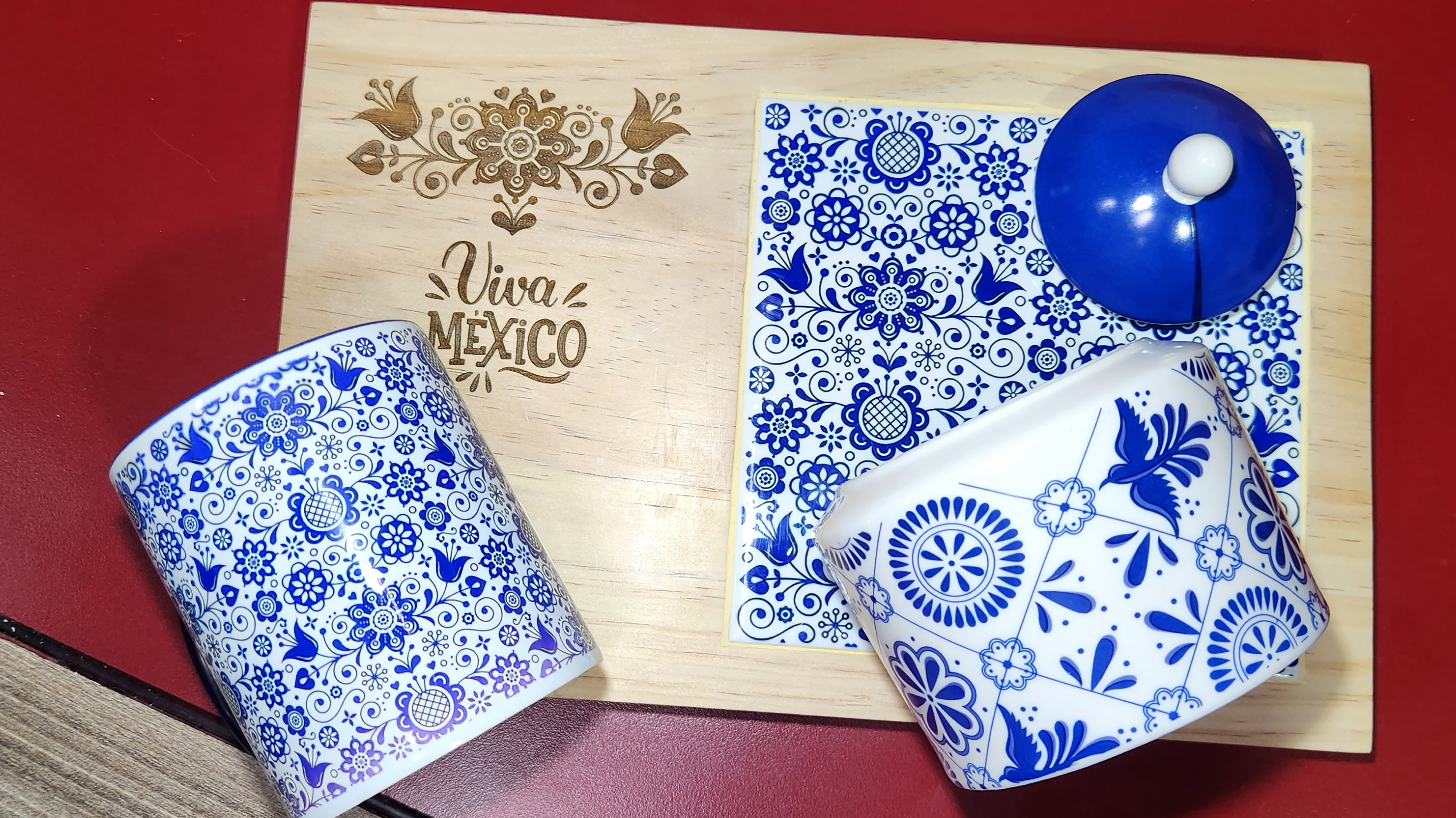 Sublimación en tazas y mosaicos, grabado láser en madera.